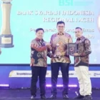 Regional CEO BSI Aceh Imsak Ramadhan di Serambi Awards 2026. BSI Aceh menerima penghargaan Bank Penggerak Tabungan Emas Menuju Baitullah. (Foto:Dok/Serambi)