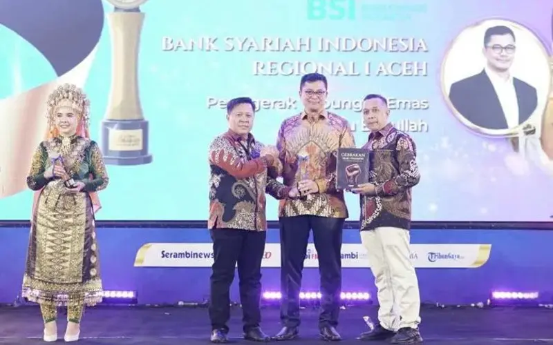 Regional CEO BSI Aceh Imsak Ramadhan di Serambi Awards 2026. BSI Aceh menerima penghargaan Bank Penggerak Tabungan Emas Menuju Baitullah. (Foto:Dok/Serambi)