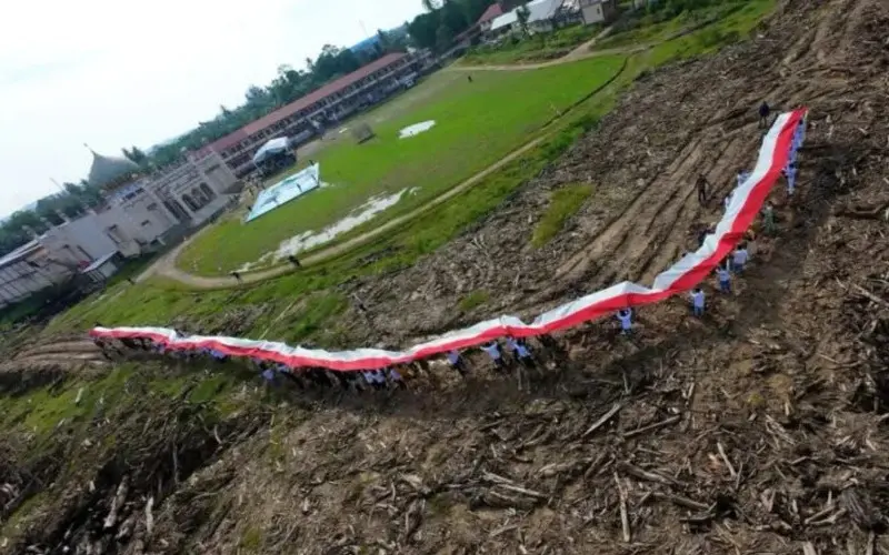 Bendera Merah Putih sepanjang 81 meter dikibarkan di Pondok Pesantren Darul Mukhlisin. (Foto:Dok/BSI Aceh)