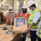 Direktur Operasi SIG, Reni Wulandari (kedua dari kiri) bersama Direktur PT Solusi Bangun Andalas, Edi Sarwono (ketiga dari kiri) dan Direktur Operasi PT Semen Padang, Andria Delfa (kanan) saat melakukan kunjungan di packing plant Lhokseumawe. (Foto:Dok/SBA)