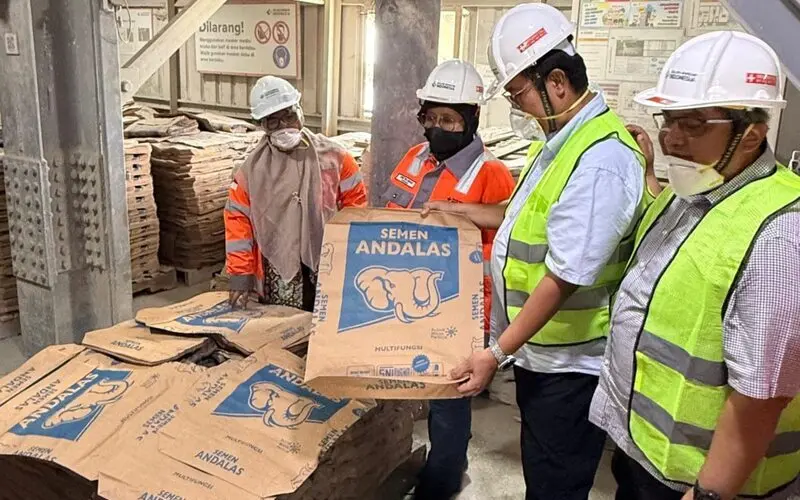 Direktur Operasi SIG, Reni Wulandari (kedua dari kiri) bersama Direktur PT Solusi Bangun Andalas, Edi Sarwono (ketiga dari kiri) dan Direktur Operasi PT Semen Padang, Andria Delfa (kanan) saat melakukan kunjungan di packing plant Lhokseumawe. (Foto:Dok/SBA)