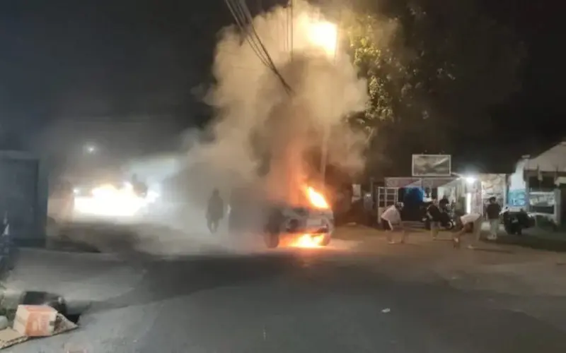 Toyota Fortuner terbakar di Jalan Residence Danubroto Banda Aceh. (Foto:Dok/Ist)