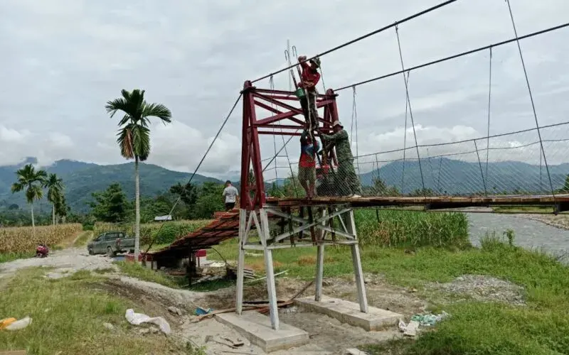 Pembangunan jembatan gantung di Kecamatan Darul Hasanah, Aceh Tenggara. (Foto:Dok/Kodam IM)