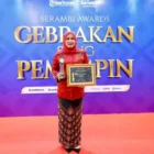 Marlina Usman menerima penghargaan Srikandi Pemulihan Aceh Serambi Awards 2026. (Foto:Dok/Serambi)