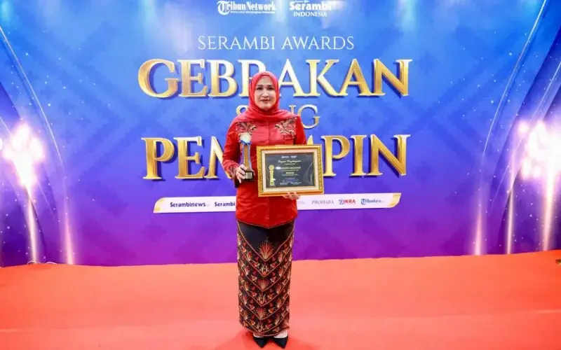 Marlina Usman menerima penghargaan Srikandi Pemulihan Aceh Serambi Awards 2026. (Foto:Dok/Serambi)