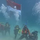 Polres Simeulue bersama Pos SAR mengibarkan Bendera Merah Putih di bawah laut memperingati HUT ke-81 RI. (Foto:Dok/Polres Simeuleu)