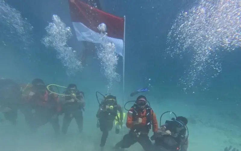 Polres Simeulue bersama Pos SAR mengibarkan Bendera Merah Putih di bawah laut memperingati HUT ke-81 RI. (Foto:Dok/Polres Simeuleu)