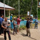 Masyarakat berada di pintu masuk Kebun Karang Inong KSO PTPN I di Kecamatan Ranto Peureulak, Aceh Timur. (Foto:Dok/Ist)