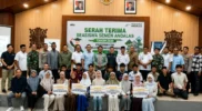 Penyerahan bantuan beasiswa Semen Andalas