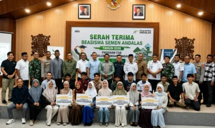 Penyerahan bantuan beasiswa Semen Andalas