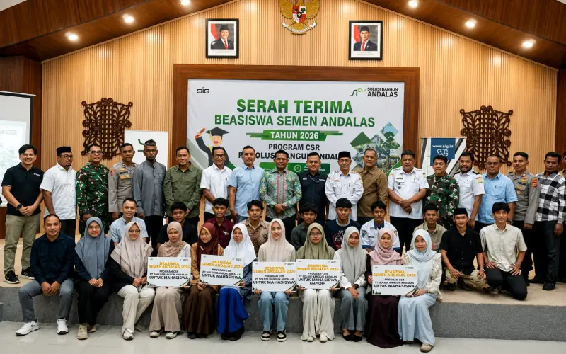 Perwakilan penerima Beasiswa Semen Andalas 2026 berfoto bersama di Andalas Hall. (Foto:Dok/SBA)