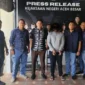 Polisi menyerahkan tersangka NZ dan barang bukti ke Kejari Aceh Besar. (Foto:Dok/Polsek Mesjid Raya)