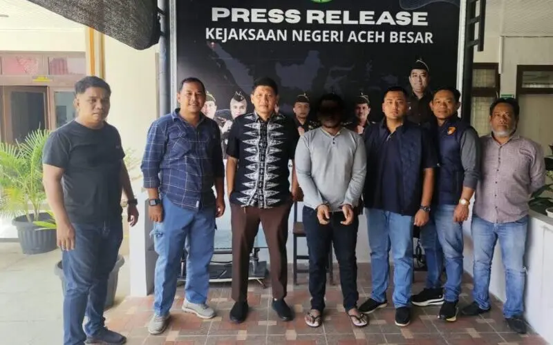 Polisi menyerahkan tersangka NZ dan barang bukti ke Kejari Aceh Besar. (Foto:Dok/Polsek Mesjid Raya)