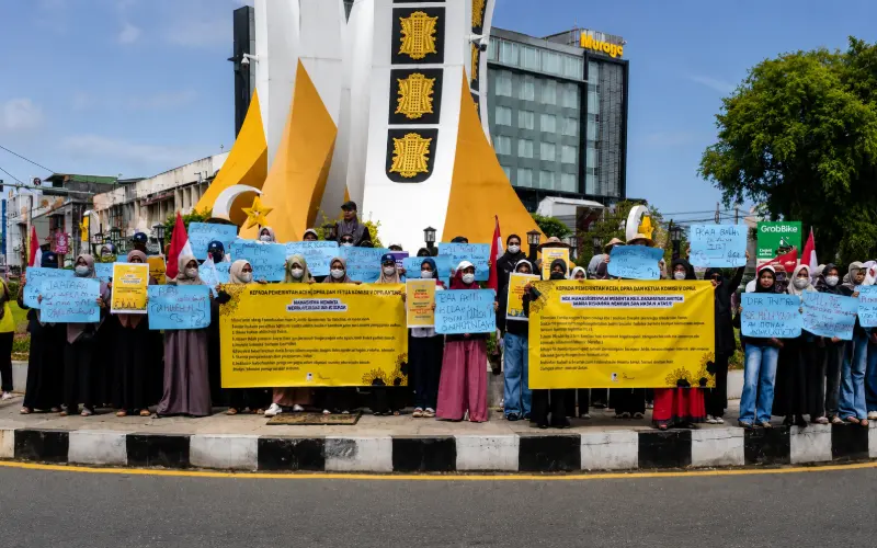 Aksi diam Solidaritas Perempuan Aceh di Simpang Lima Banda Aceh. (Foto:Dok/LN)