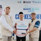 BSI menyalurkan bantuan 300 paket sembako, pemeriksaan kesehatan, obat-obatan dasar dan prasarana mushalla kepada warga Huntara Lubuk Sidup, Aceh Tamiang dalam program Relawan Bakti BUMN 2026. (Foto:Dok/BSI)