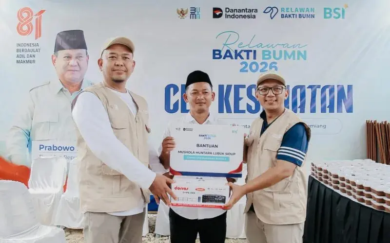 BSI menyalurkan bantuan 300 paket sembako, pemeriksaan kesehatan, obat-obatan dasar dan prasarana mushalla kepada warga Huntara Lubuk Sidup, Aceh Tamiang dalam program Relawan Bakti BUMN 2026. (Foto:Dok/BSI)