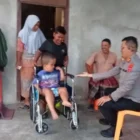 Kapolres Aceh Selatan menyerahkan bantuan kursi roda kepada anak penyandang disabilitas di Gampong Lhok Pawoh. (Foto:Dok/Polres Aceh Selatan)