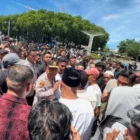 Kapolda Aceh, Ruddi Setiawan sedang berada ditengah kerumunan massa demontrasi mengamankan situasi pascakericuhan Hari Damai Aceh. (Foto:Dok/Polda Aceh)