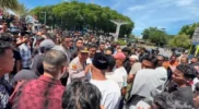 Kapolda ditengah kerumunan massa