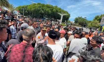 Kapolda ditengah kerumunan massa
