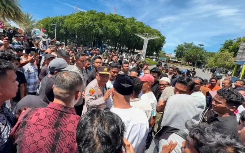 Kapolda Aceh, Ruddi Setiawan sedang berada ditengah kerumunan massa demontrasi mengamankan situasi pascakericuhan Hari Damai Aceh. (Foto:Dok/Polda Aceh)