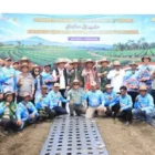 Kapolda Aceh dan Kelompok tani mengembangkan program bawang putih di lahan seluas 1,75 hektare di Aceh Tengah. (Foto:Dok/Polda Aceh)