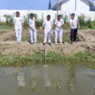 Akhmad Heru Setiawan Kepala Lapas Kelas IIA Banda Aceh sedang melakukan penebaran 4.000 benih ikan nila di kolam budidaya Lapas Banda Aceh. (Foto:Dok/Lapas Banda Aceh)