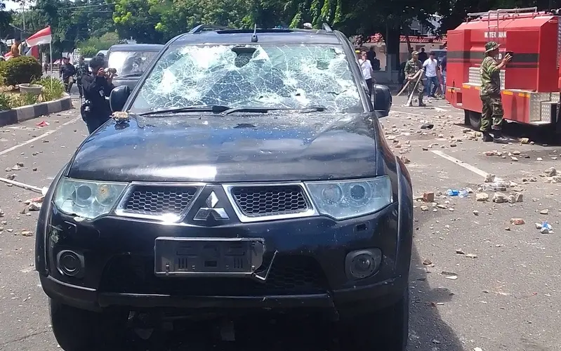Satu unit kendaraan rusak di lokasi aksi peringatan Damai Aceh 2026. (Foto:Dok/LamanNews)