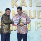Sekda Aceh M. Nasir Syamaun menerima penghargaan pendidikan. (Foto:Dok/Adpim)
