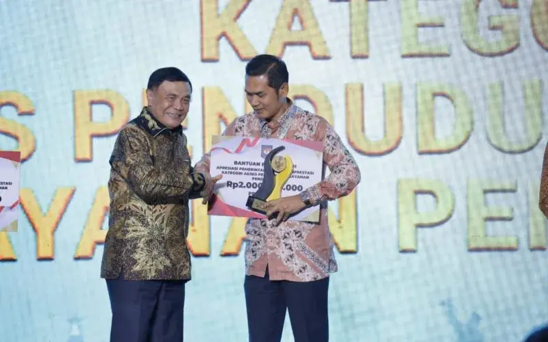 Sekda Aceh M. Nasir Syamaun menerima penghargaan pendidikan. (Foto:Dok/Adpim)