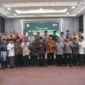 Wakil Gubernur Aceh Fadhlullah menerima dan menyalurkan bantuan Al-Qur’an dari Kerajaan Arab Saudi untuk masyarakat Aceh. (Foto:Dok/Pemerintah Aceh)