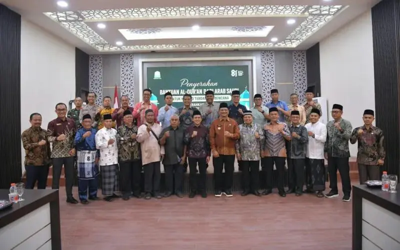 Wakil Gubernur Aceh Fadhlullah menerima dan menyalurkan bantuan Al-Qur’an dari Kerajaan Arab Saudi untuk masyarakat Aceh. (Foto:Dok/Pemerintah Aceh)