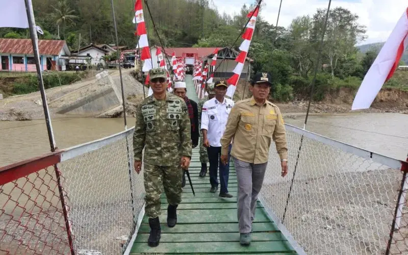 Pangdam IM Joko Hadi Susilo di Jembatan Perintis Kendawi Kecamatan Dabun Gelang Gayo Lues. (Foto:Dok/Kodam IM)