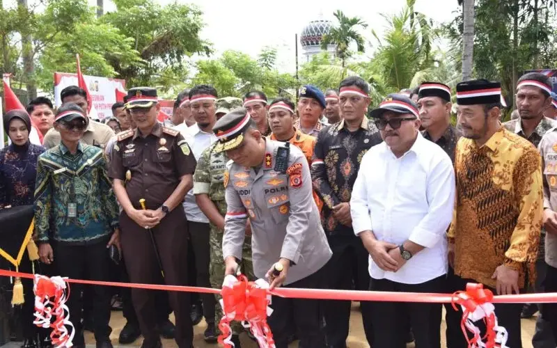 Kapolda Aceh meresmikan Jembatan Merah Putih Presisi di Bireuen. (Foto;Dok/Polda Aceh)