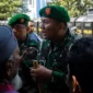 Dua prajurit TNI dari Kodim 0101/Kota Banda Aceh gunakan pendekatan humanis dan bahasa Aceh untuk meredam massa serta mencegah bentrokan meluas saat aksi Damai Aceh. (Foto:Dok/LamanNews)