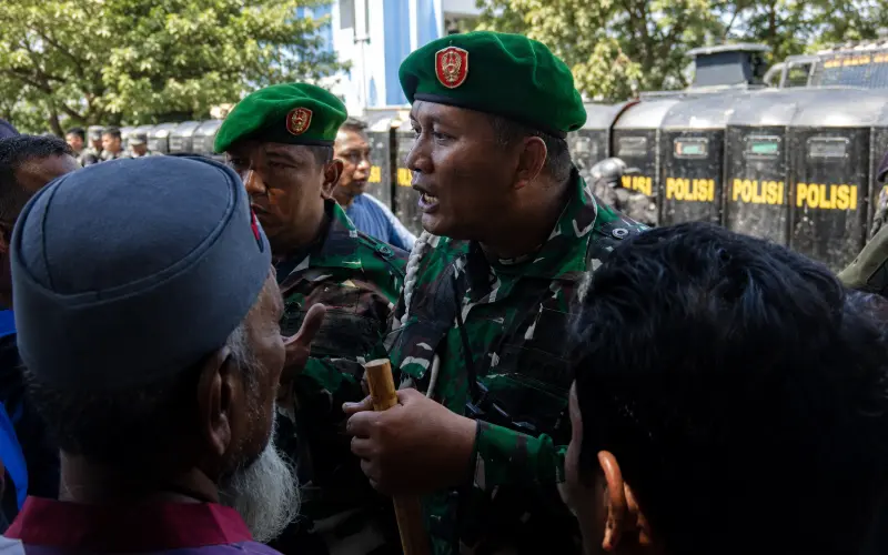 Dua prajurit TNI dari Kodim 0101/Kota Banda Aceh gunakan pendekatan humanis dan bahasa Aceh untuk meredam massa serta mencegah bentrokan meluas saat aksi Damai Aceh. (Foto:Dok/LamanNews)