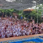 Kak Bimo mendongeng di hadapan ratusan siswa jenjang TK, SD, hingga SMP di Perguruan Islam Nurul Azizi Medan. (Foto:Dok/LN)