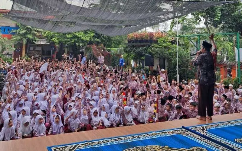 Kak Bimo mendongeng di hadapan ratusan siswa jenjang TK, SD, hingga SMP di Perguruan Islam Nurul Azizi Medan. (Foto:Dok/LN)