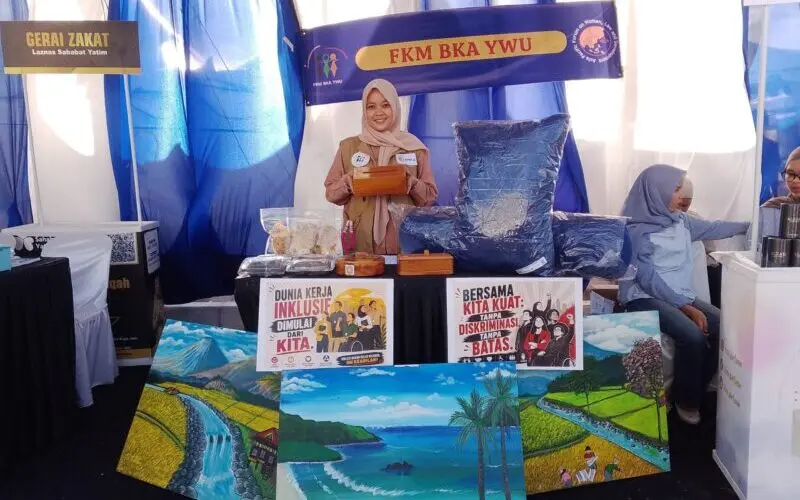 Stan FKM BKA YWU menampilkan produk karya penyandang disabilitas di Festival QRIS 2026 Pasar Atjeh. (Foto:Dok/LamanNews)