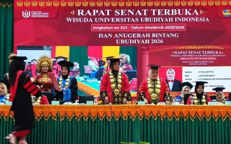 Prof. Adjunct Dr. Marniati, S.E., M.Kes dan Rektor UUI, Dr. Mutiawati, dalam acara Wisuda Universitas Ubudiyah Indonesia (UUI) Angkatan XVI mengukuhkan 310 lulusan di AAC Dayan Dawood Banda Aceh. (Foto:Dok/LamanNews)