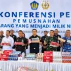 Sebanyak 1.467.472 batang rokok ilegal dimusnahkan Bea Cukai Aceh dalam pemusnahan BMMN. (Foto:Dok/LamanNews)
