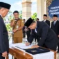 Bupati Aceh Besar, Muharram Idris, menyaksikan penandatanganan pakta integritas pejabat Aceh Besar. (Foto:Dok)