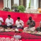 Dek Fadh didampingi pejabat Pemerintah Aceh menyampaikan doa dan belasungkawa kepada keluarga yang berduka. (Foto:Dok/Adpim)