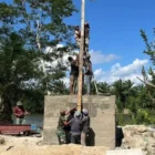 Personel Kodim 0109 Aceh Singkil membangun jembatan gantung penghubung Cibubukan dan Serasah Kecamatan Simpang Kanan, Aceh Singkil. (Foto:Dok/Kodim 0109)