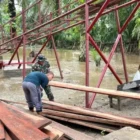 Pembangunan infrastruktur Jembatan Gantung Desa Serasah Aceh Singkil. (Foto:Dok/Kodam IM)