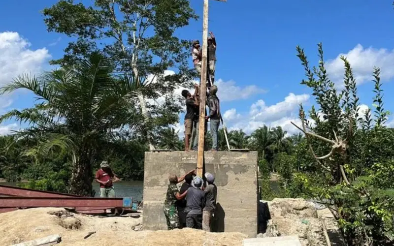 Personel Kodim 0109 Aceh Singkil membangun jembatan gantung penghubung Cibubukan dan Serasah Kecamatan Simpang Kanan, Aceh Singkil. (Foto:Dok/Kodim 0109)