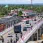 Kendaraan melintas dua lajur Jembatan Kutablang setelah sistem buka tutup Jembatan Bailey dihentikan (Foto:Dok/LamanNews)