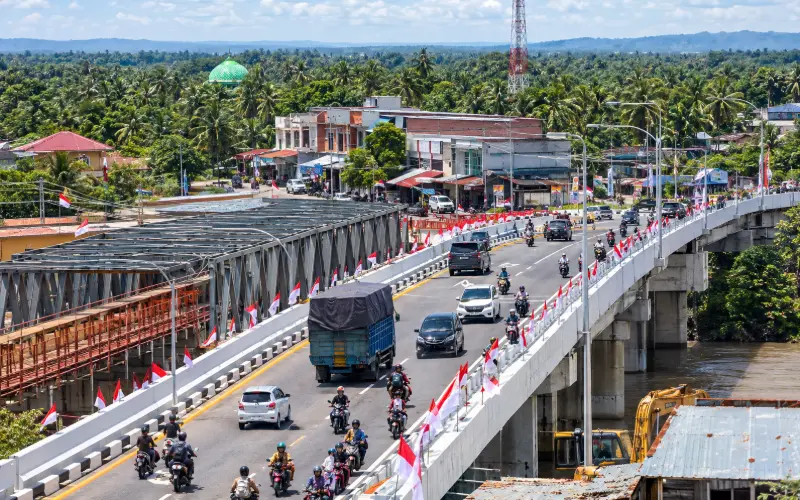 Kendaraan melintas dua lajur Jembatan Kutablang setelah sistem buka tutup Jembatan Bailey dihentikan (Foto:Dok/LamanNews)