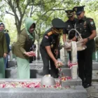 Pangdam IM meletakkan karangan bunga di TMP Banda Aceh. (Foto:Dok/Kodam IM)