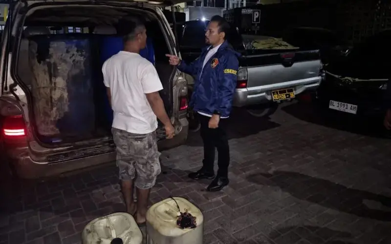 Polisi mengamankan mobil Kia Travello BL 1786 AAH pengangkut Bio Solar subsidi di Kecamatan Meuraxa Banda Aceh. (Foto:Dok/Polresta Banda Aceh)